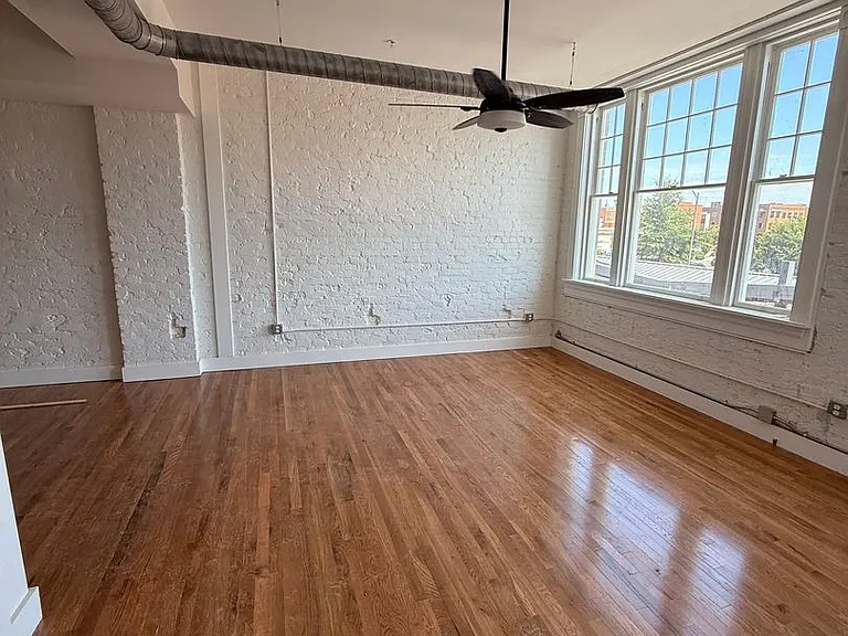 2033 W Broad St — Photo 17