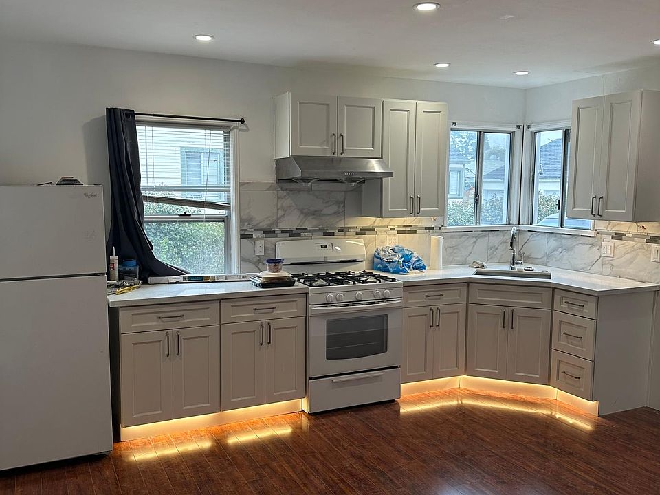 1st image of 267 Bristol Blvd