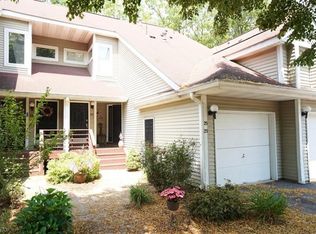 25 Ridge View Ter, Oak Ridge, NJ 07438
