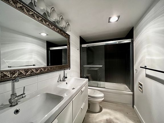 4th image of 2020 Fullerton Ave #208