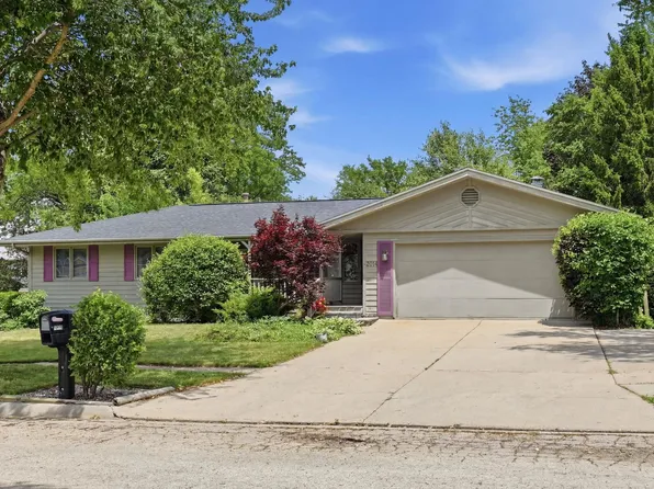 2014 Cimarron Dr, Freeport, IL 61032