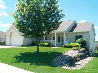 913 Links Dr, Poynette, WI 53955