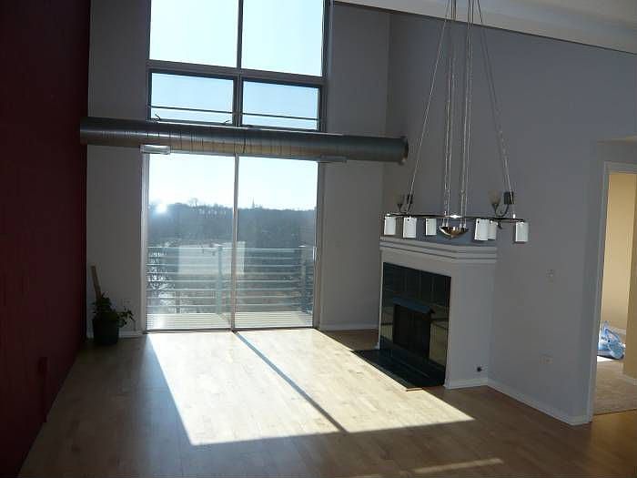 Dramatic 2 story LR