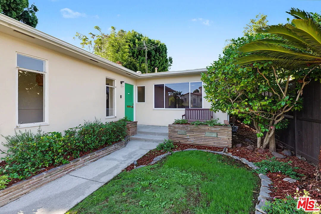 3 bed, 2.0 bath, 2110 sqft, $6,750 — Photo 3