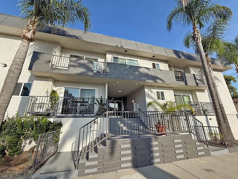 536 N Sweetzer Ave #17 — Photo 2