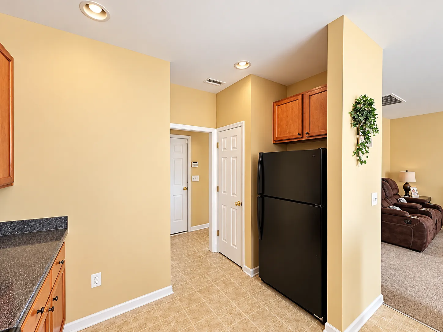 4 bed, 2015 sqft, $2,150 — Photo 4