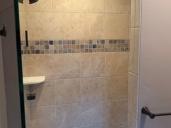 Queen bedroom shower
