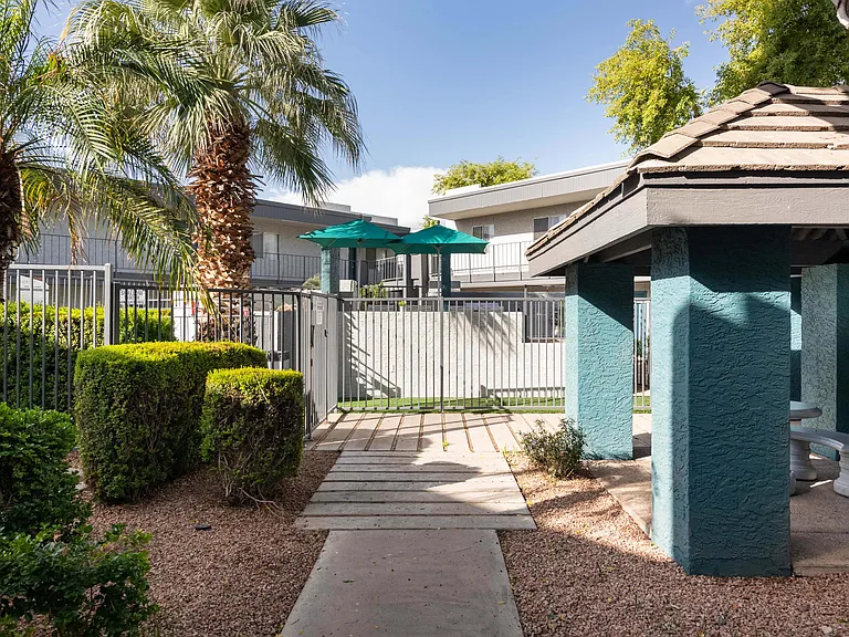Camelback Cove Apartments — Photo 37