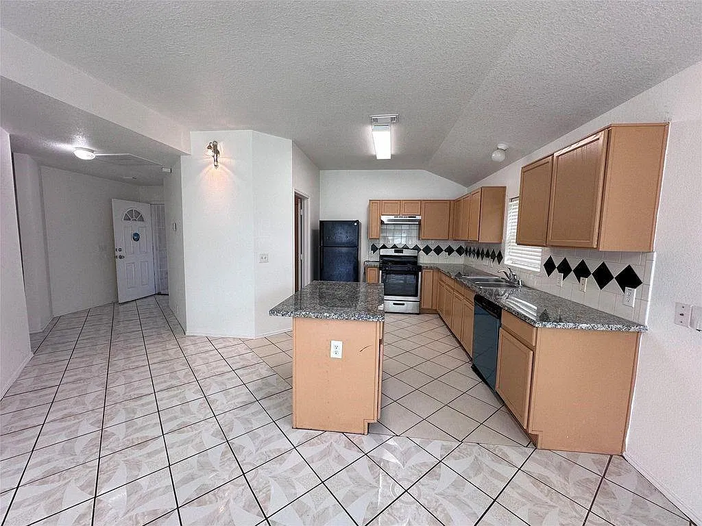 3 bed, 2.0 bath, 1495 sqft, $2,200 — Photo 4