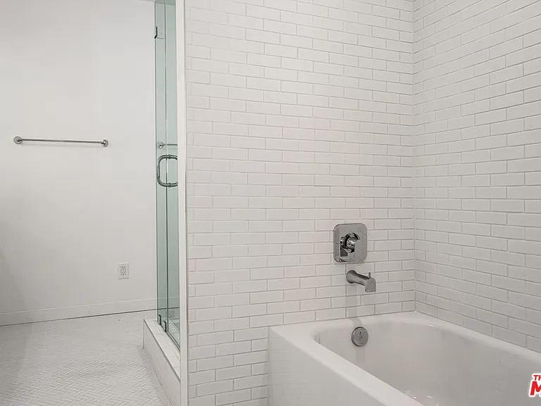 10527 Le Conte Ave — Photo 31