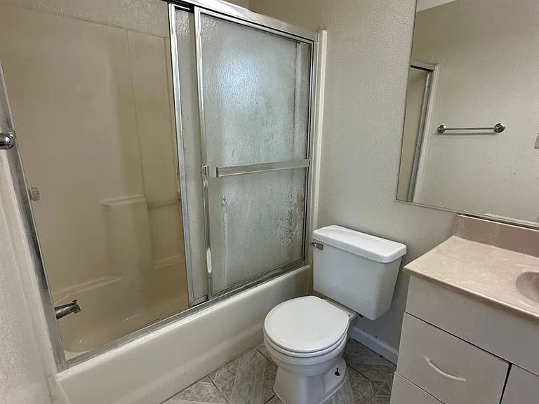 1135 Amberwood Ln — Photo 11