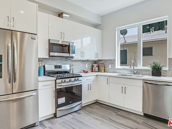 3rd image of 6017 N Beachwood Ln