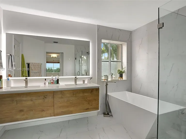 1653 Winterberry Ln #1653 — Photo 12