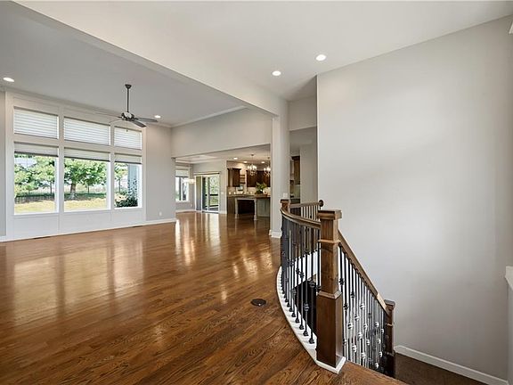 4th image of 190 SW Roosevelt Rdg