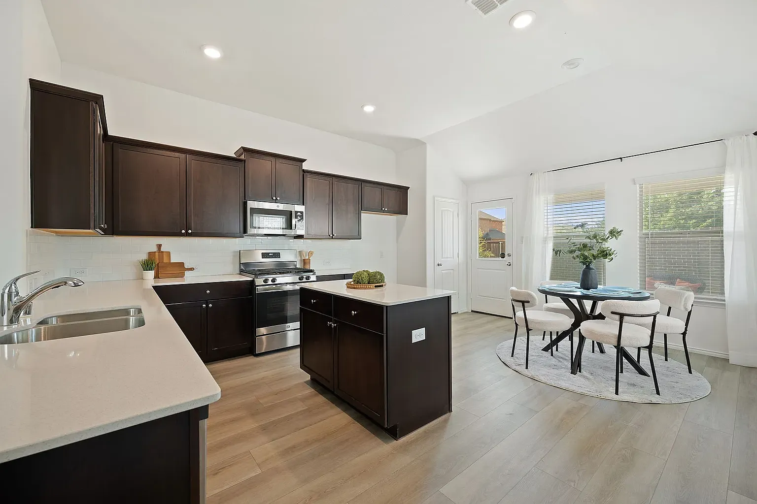 3 bed, 1696 sqft, $2,100 — Photo 3