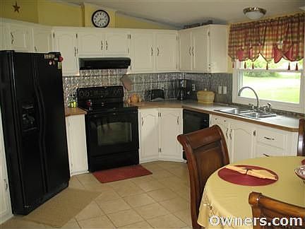 Large kitchen with 20+ cabinets - lots of storage space!