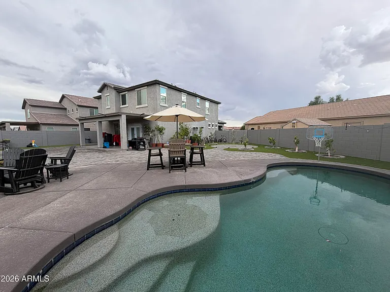 2924 N Taylor Ln — Photo 6