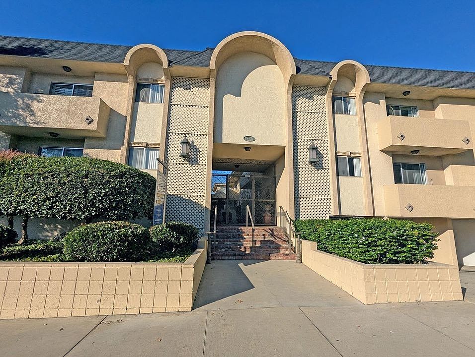 1st image of 1335 S Carmelina Ave APT 206