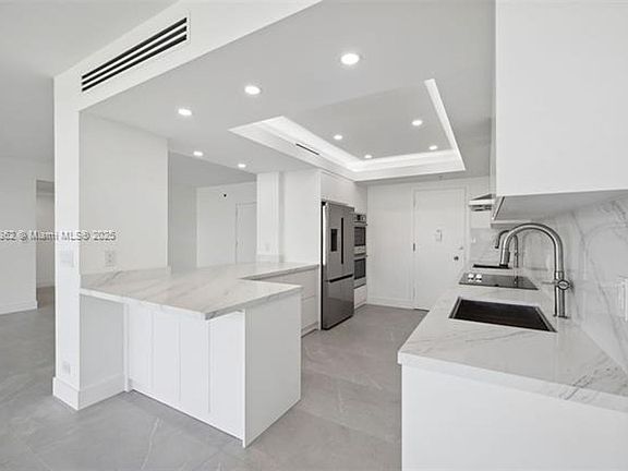 4th image of 5055 Collins Ave #Cu-7m