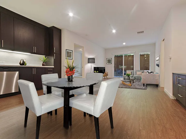 The Metropolitan at Larchmont Village — Photo 7