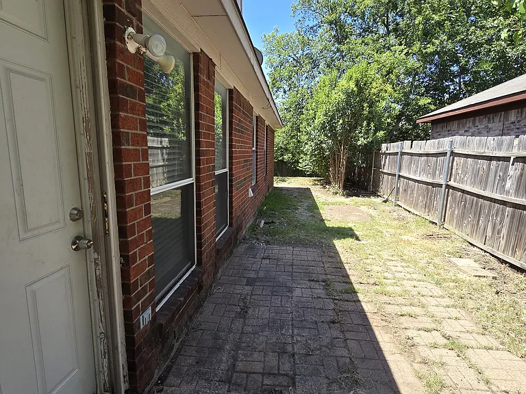 8028 Clear Brook Cir — Photo 24