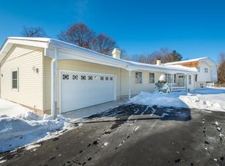 3216 Sherwood Forest Dr, Spring Grove, IL 60081