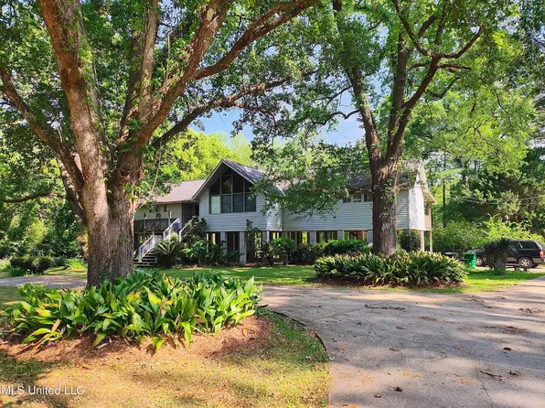 9104 Heather Ln, Moss Point, MS 39562