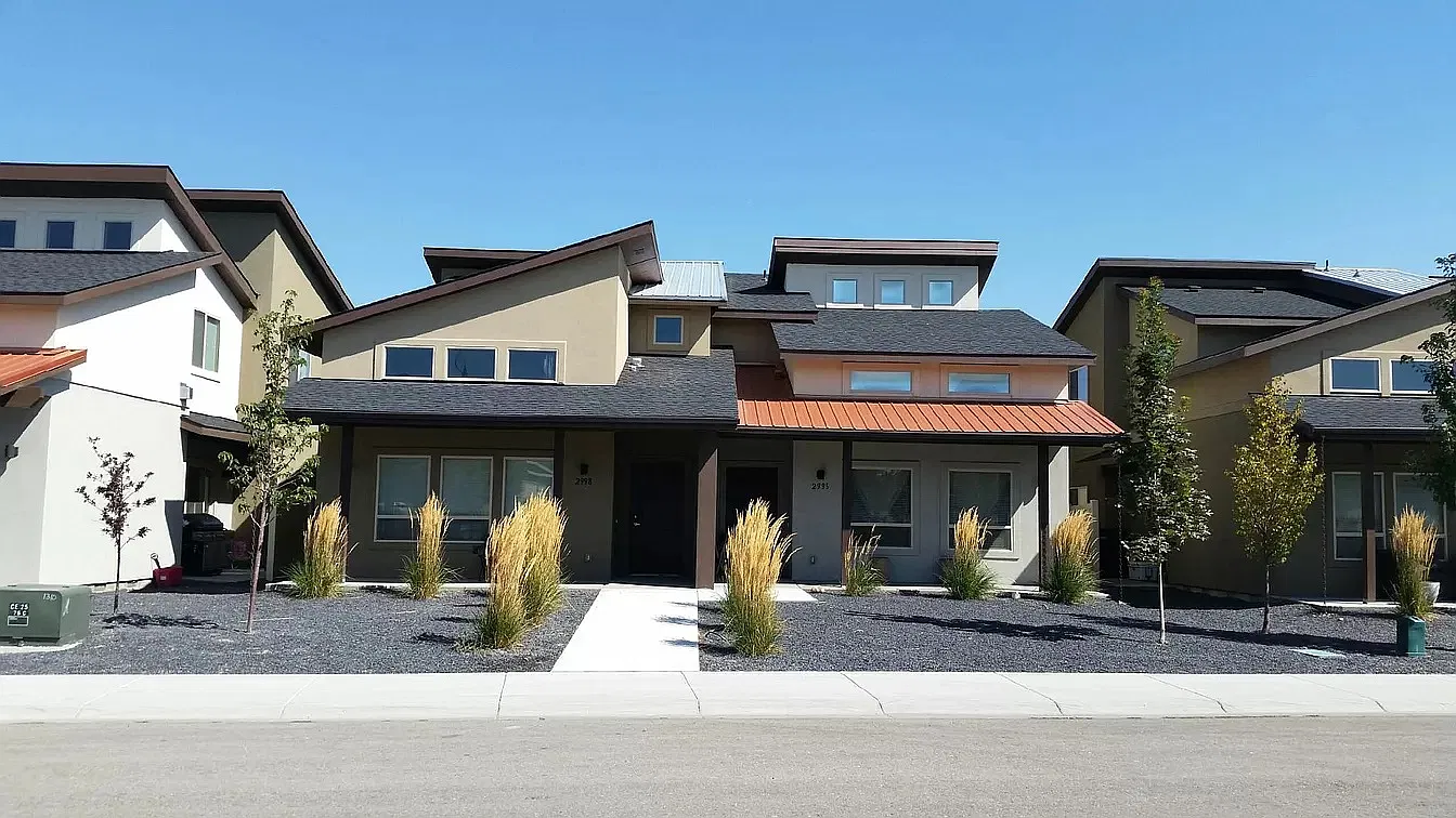 3 bed, 2.5 bath, 1730 sqft, $2,095 — Photo 1