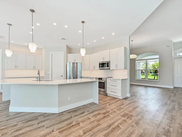 4231 Crayton Rd — Photo 10
