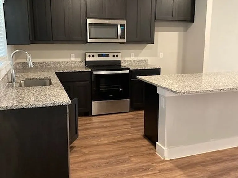 375 Hampton Pl — Photo 4