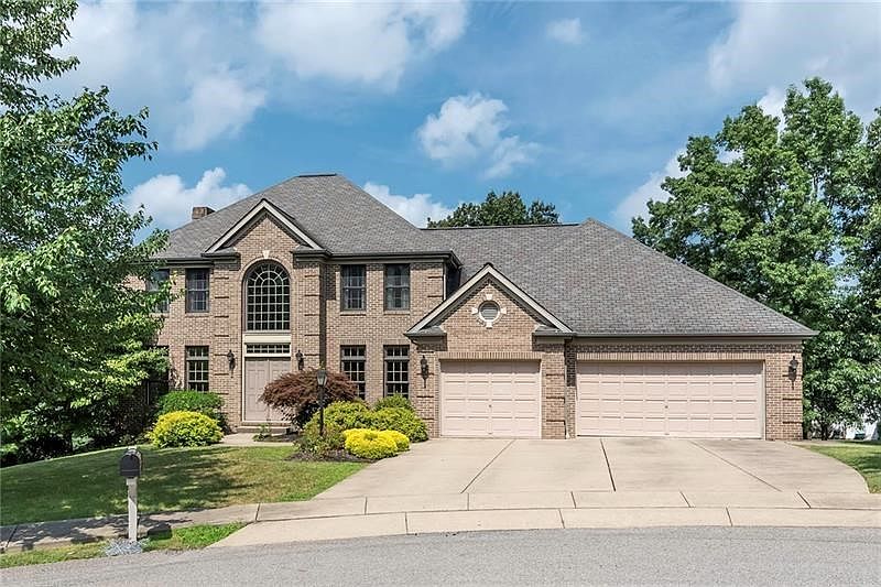 BEAUTIFUL ONE OWNER CUSTOM HOME (PRESTIGIOUS HOMES BY JAMES) LOCATED ON A PRIVATECUL DE SAC IN BROADHILL COURTS.