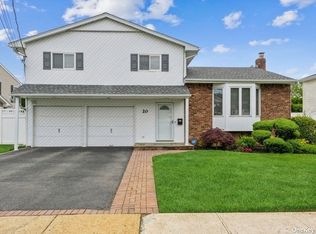 20 Grover Ave W, Massapequa Park, NY 11762