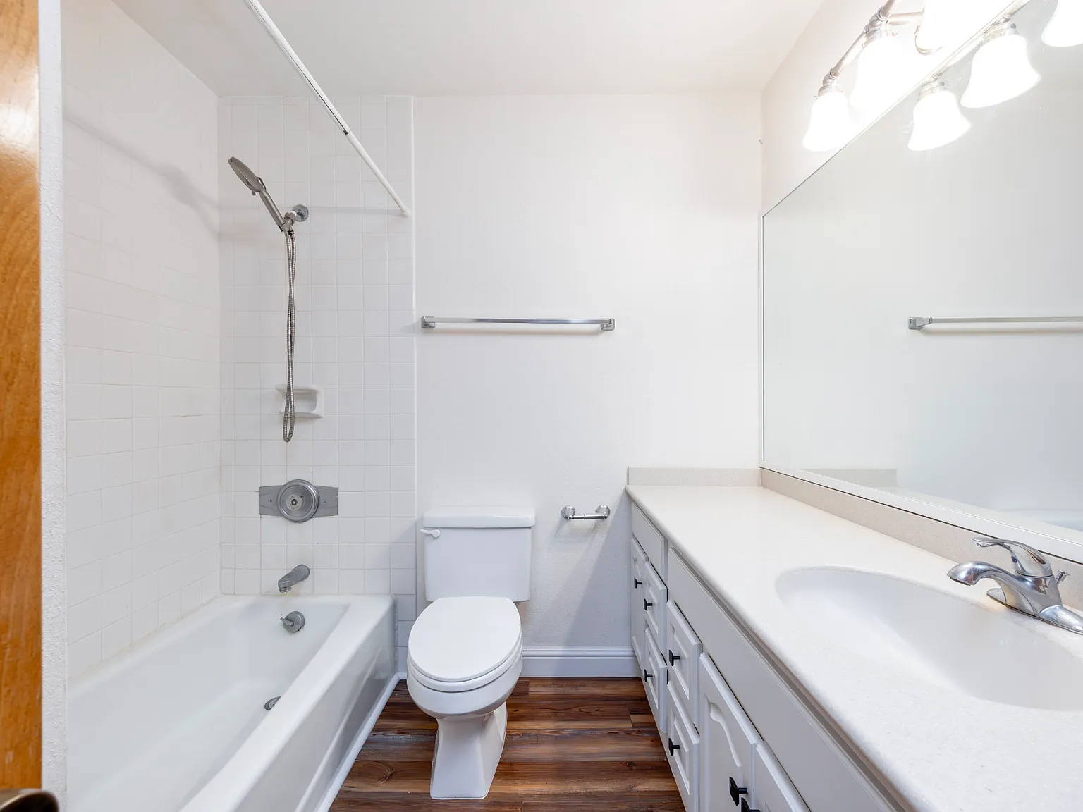 2 bed, 944 sqft, $3,500 — Photo 3