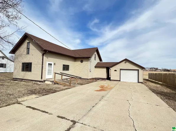 710 Hackberry St, Correctionville, IA 51016