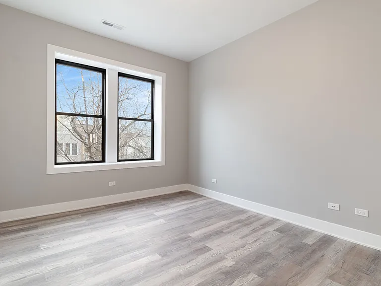 2053 W Iowa St #3A — Photo 7