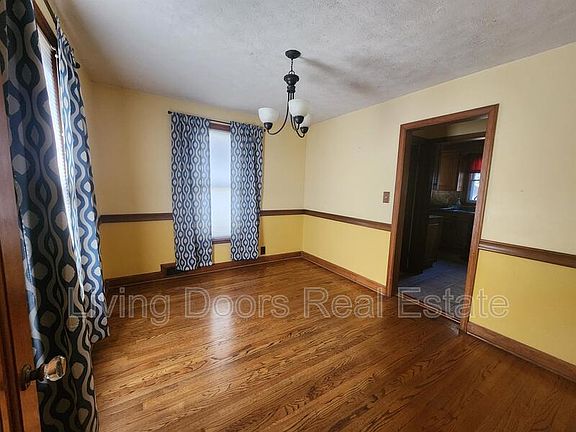 5th image of 1676 Burr St