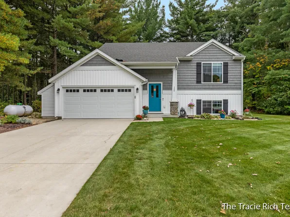 736 W River Hills Ct, Newaygo, MI 49337