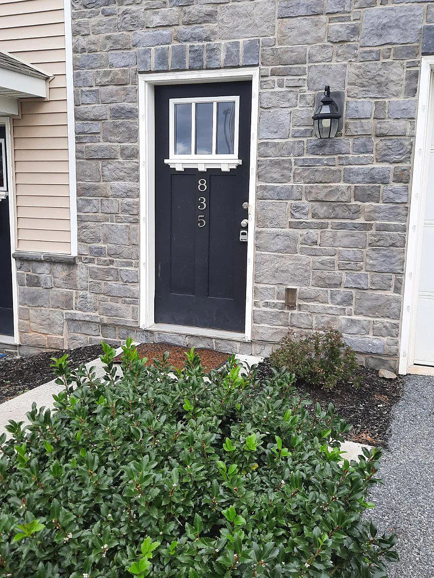 3 bed, 2.5 bath, 2000 sqft, $2,050 — Photo 2
