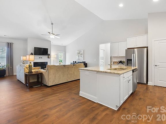 5th image of 11812 Glenwood Dr