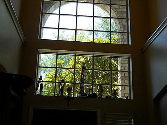 2 story foyer... pretty!