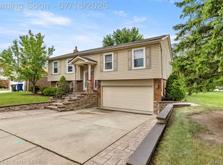 6114 Raintree Dr, Canton, MI 48187