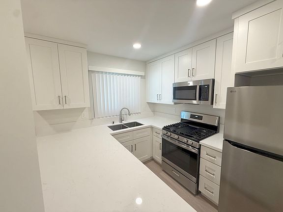 4th image of 1120-1130 N Laurel Ave W #2