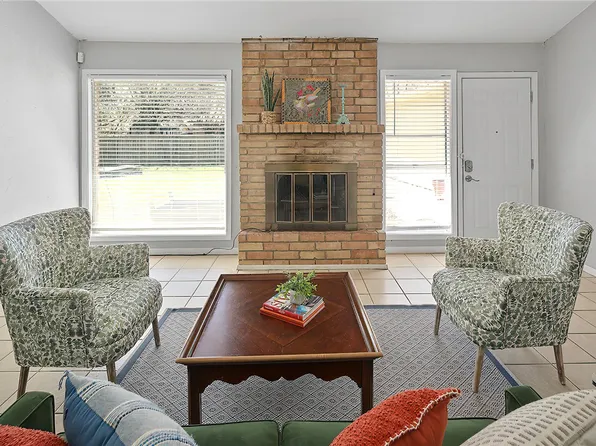 1114 Merry Oaks Dr, College Station, TX 77840