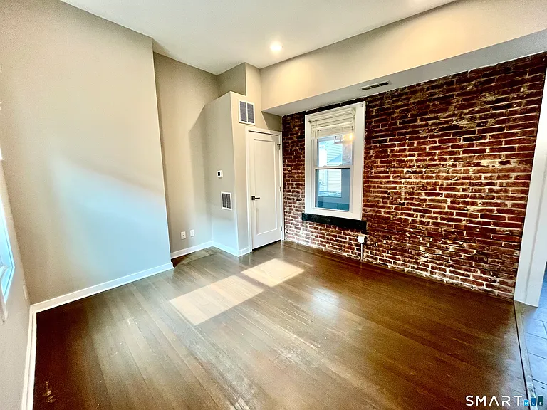 597 Chapel St #2R — Photo 2