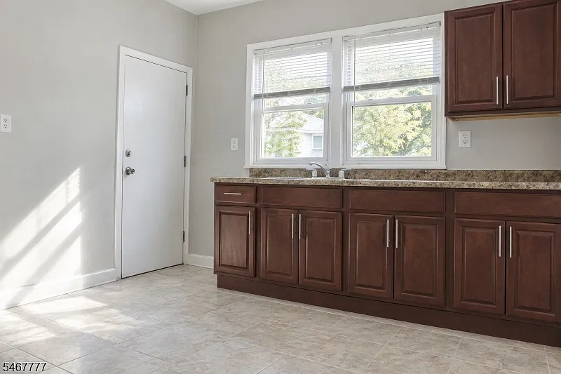 4 bed, 1.0 bath, 1035 sqft, $2,300 — Photo 3