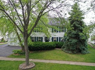 1093 Oak Wood Dr, Carol Stream, IL