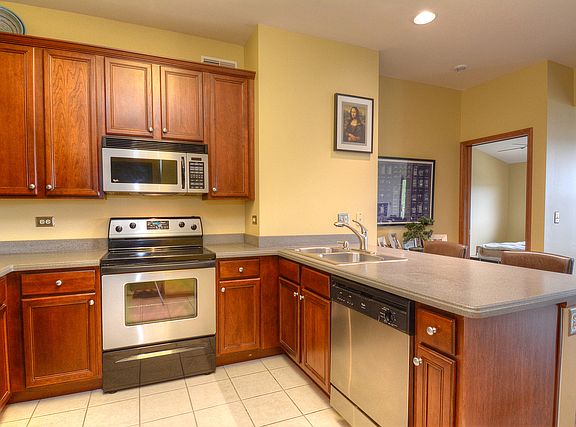 5th image of 100 N River Ln Unit 406