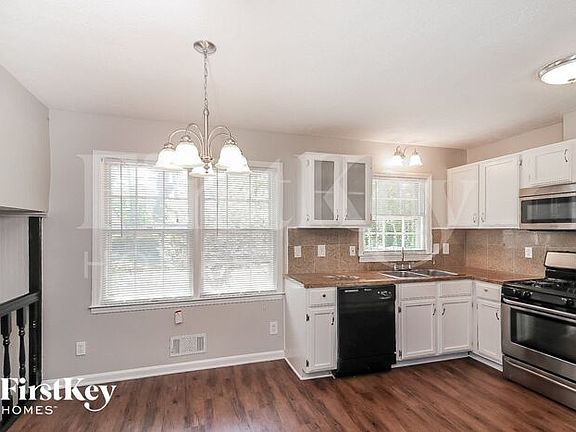 4th image of 2208 Cedar Dr
