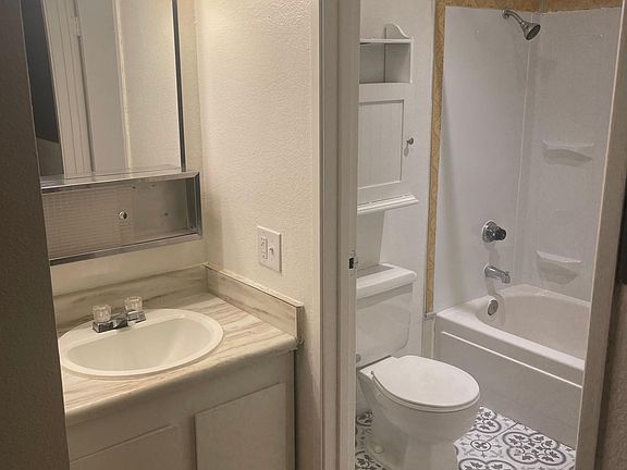 2nd image of 2635 Sherwood St #10