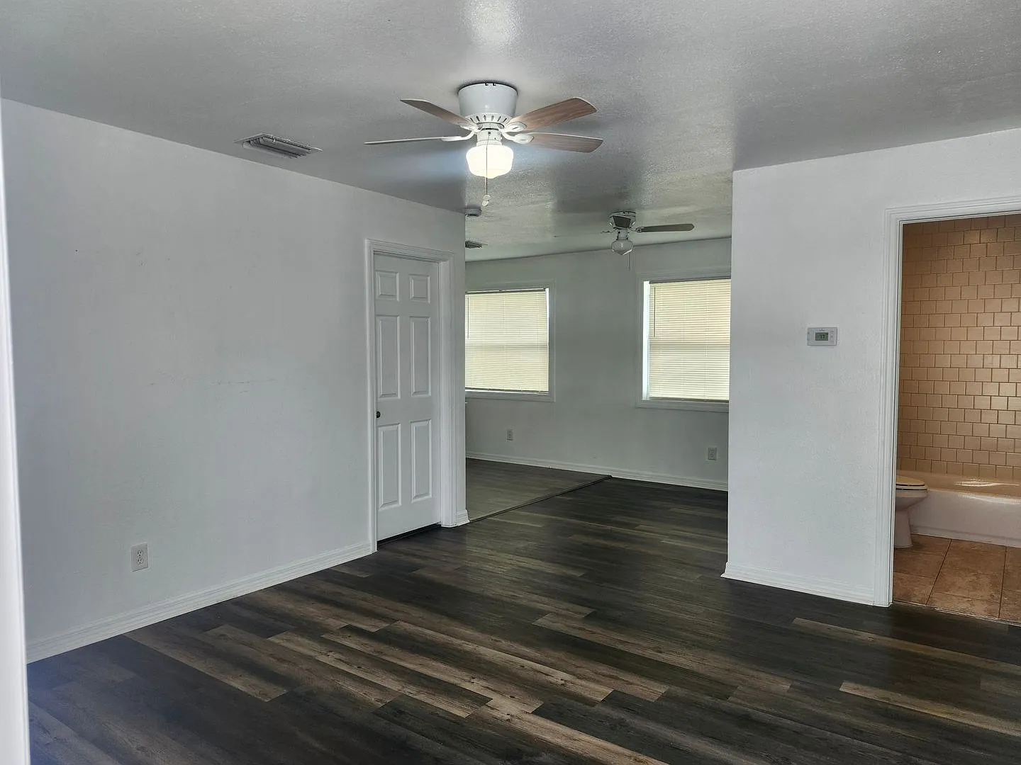 3 bedroom 2 bath — Photo 2